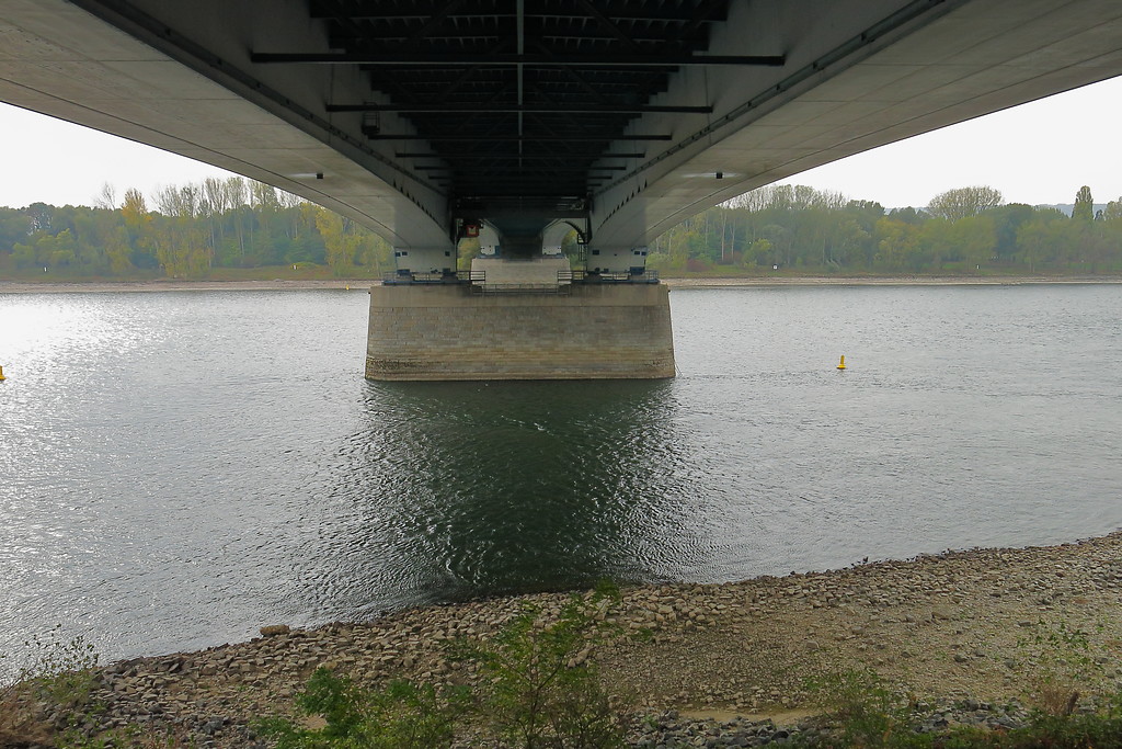Blick von unten auf die Konstruktion der Bonner Südbrücke "Konrad-Adenauer-Brücke" über den Rhein, Sicht vom rechtsrheinischen Ramersdorf aus (2018).