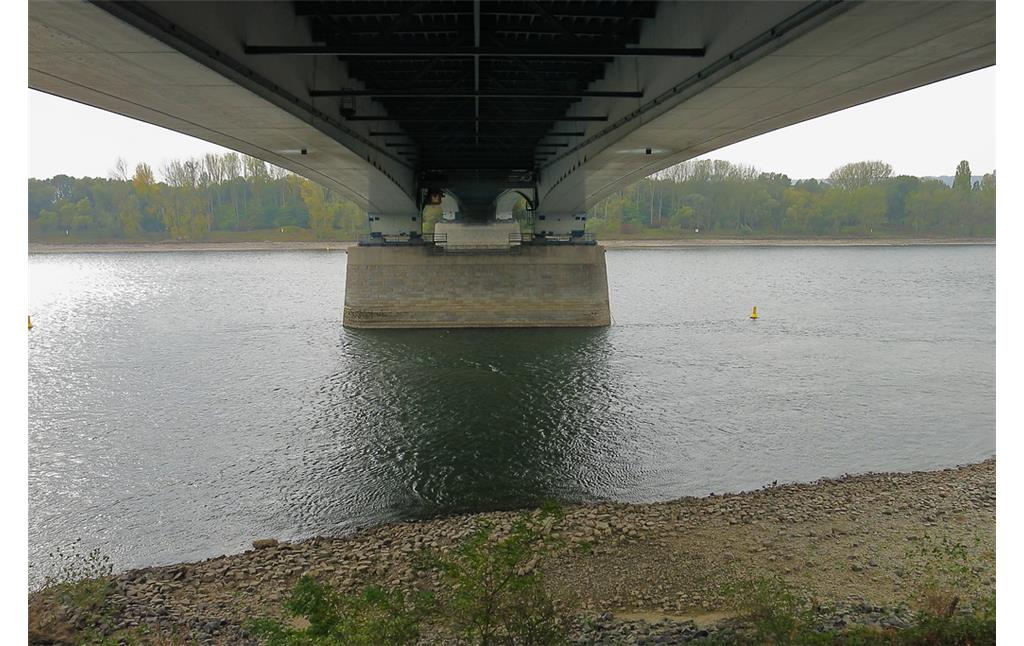 Blick von unten auf die Konstruktion der Bonner Südbrücke "Konrad-Adenauer-Brücke" über den Rhein, Sicht vom rechtsrheinischen Ramersdorf aus (2018).