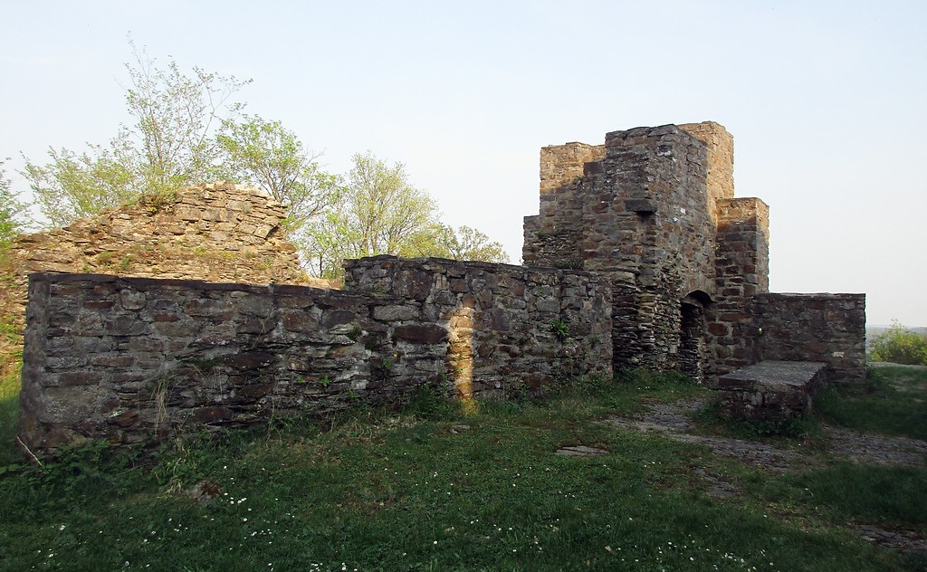 Burgruine der Winneburg bei Cochem, Gebäuderreste im östlichen Bereich des oberen Burghofs (2018).
