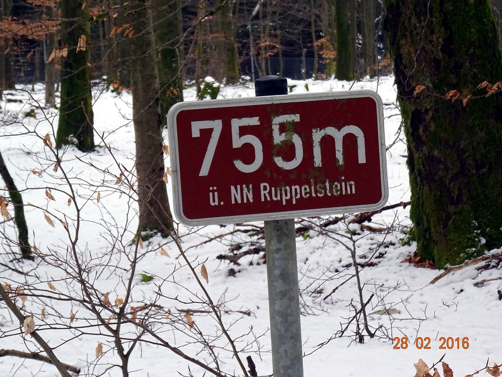 Schild mit Höhenangabe "755 m ü. NN Ruppelstein" in der Nähe des Militärgebäudes mit Funkturm am Ruppelstein (bzw. Ruppenstein) im Februar 2016.