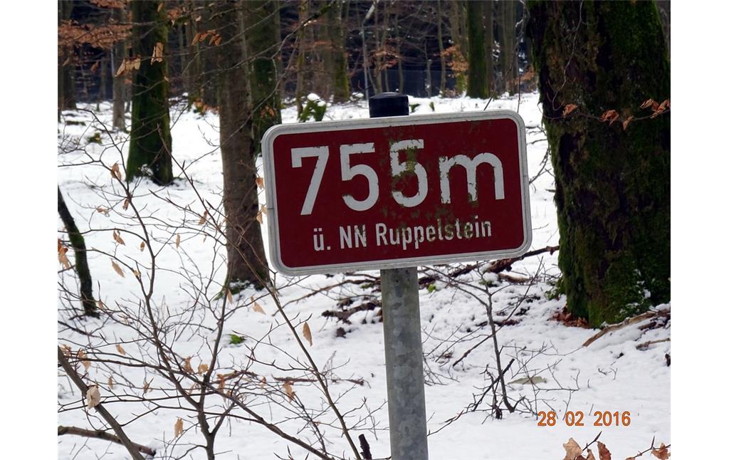 Schild mit Höhenangabe "755 m ü. NN Ruppelstein" in der Nähe des Militärgebäudes mit Funkturm am Ruppelstein (bzw. Ruppenstein) im Februar 2016.