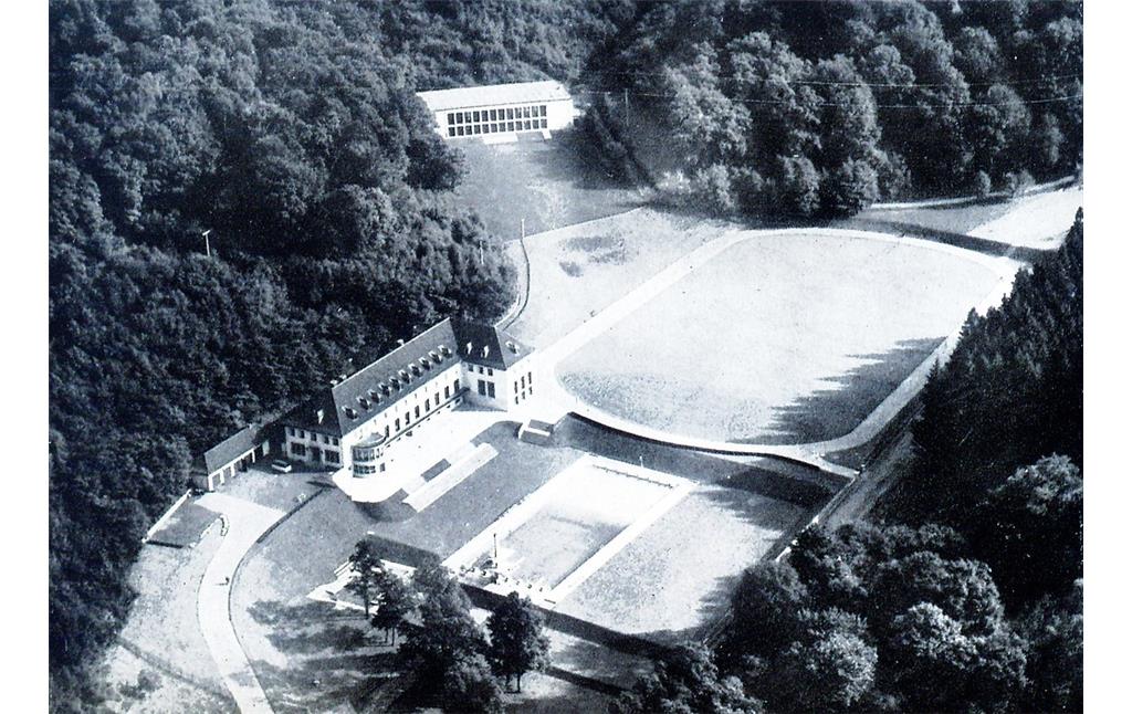 Luftbild der Sportschule Hennef, Ansicht von Nordwesten (Aufnahme zwischen 1950 und 1960).