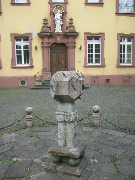Sonnenuhr im Hof von Kloster Steinfeld (2012)