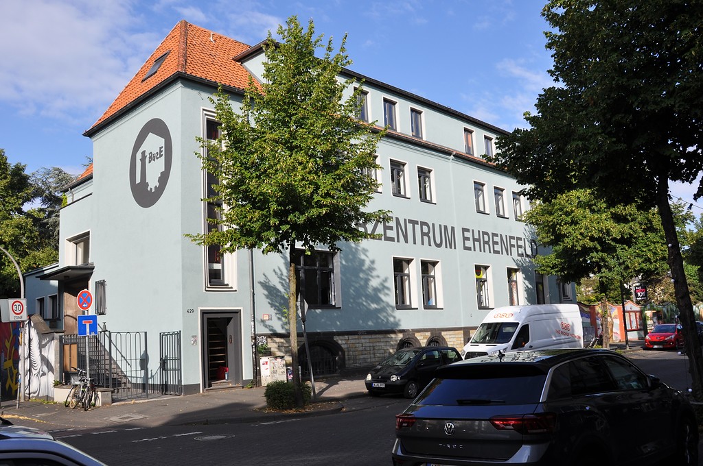 Verwaltungsgebäude der Bleifarbenfabrik Leyendecker in Köln-Ehrendeld (2019), Westansicht mit Haupteingang.