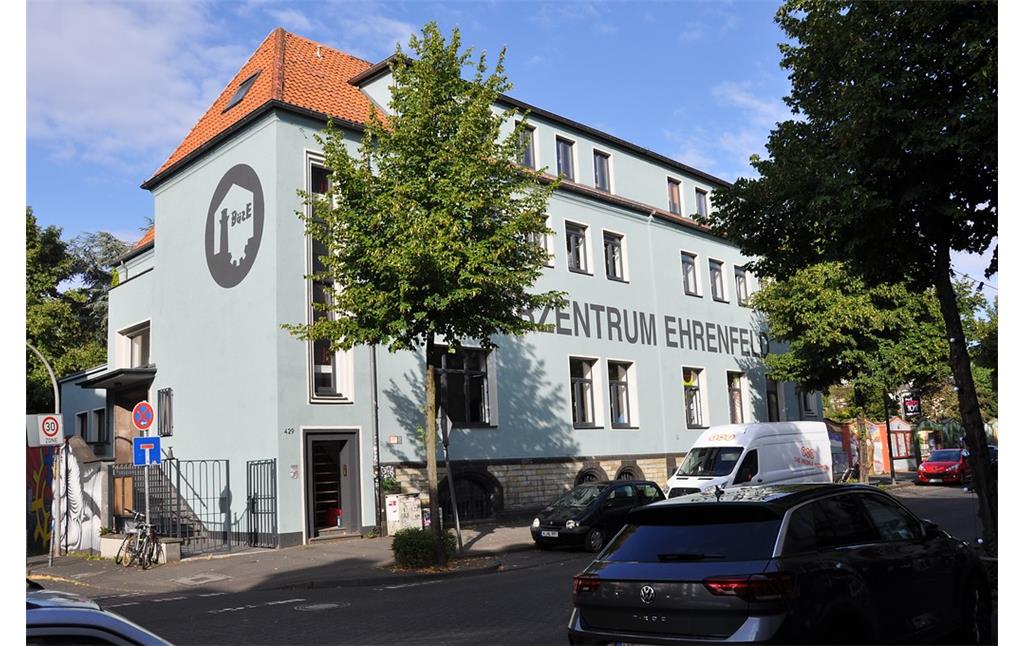 Verwaltungsgebäude der Bleifarbenfabrik Leyendecker in Köln-Ehrendeld (2019), Westansicht mit Haupteingang.