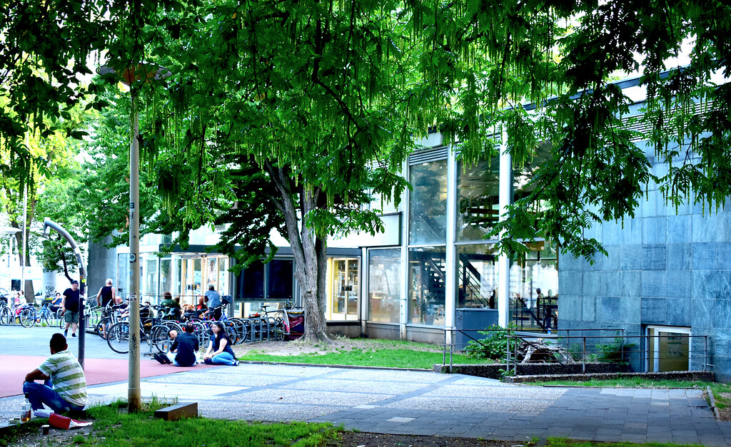 Frankenbad in Bonn, Eingangsfront in Blickrichtung Süd-West, Waschbetonmuster, Basketballplatz (2020).