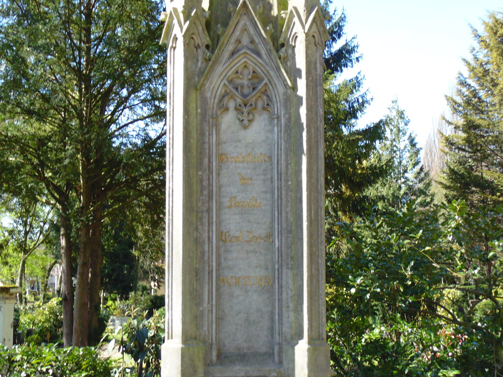 Detailaufnahme der Grabstätte der Familie Joest auf dem Friedhof Melaten (2020)