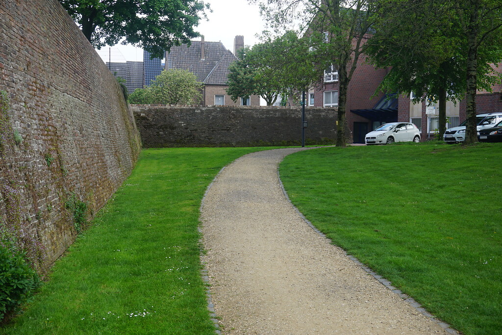 Rees, Rheintor (2019). Blick über den Festungsgraben auf die Festungsmauer (links) und die Toranlage (hinten)