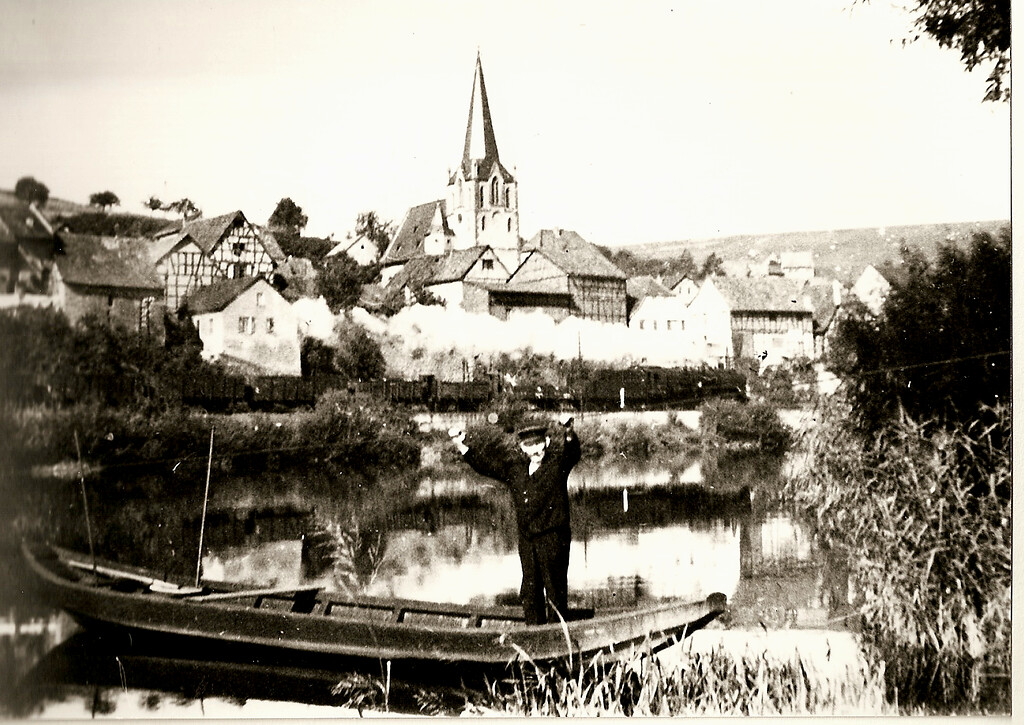 Historische Fotografie der alten Fähre über die Nahe mit dem Fährmann der Ortsgemeinde Laubenheim a. d. Nahe (um 1910)