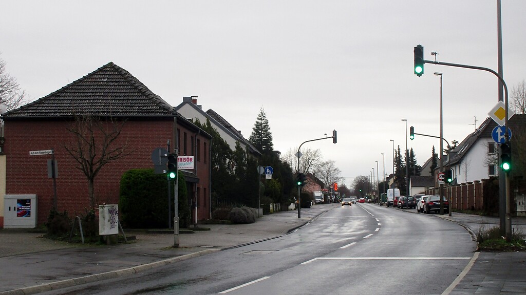 Blick in Richtung Süden über die Brühler Landstraße, als Bundesstraße 51 die zentrale Durchgangsstraße in Köln-Meschenich (2021).