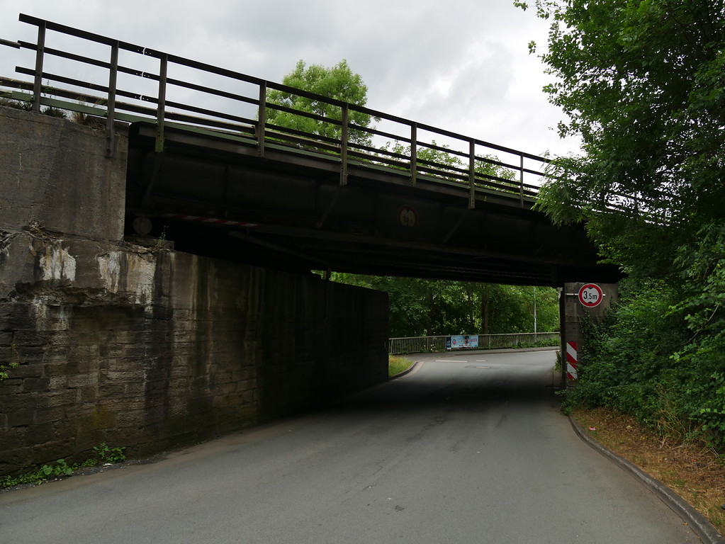 Eisenbahnbrücke über die Weilstraße in Weilburg, Blick Richtung Nordwesten (2017)