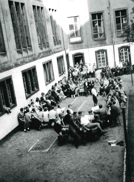 Die versammelte Belegschaft im Innenhof der Schuhfabrik Kopp in Pirmasens (1935)