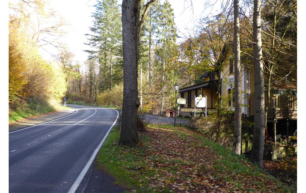 Schmelztalstraße auf Höhe der Gaststätte Jagdhaus im Schmelztal in Bad Honnef (2022).