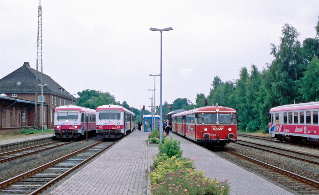 Bremervörde am 27.06.1999 mit (von links) VT 152, VT 150, VT 168 + VS 116 + VT 166 + Fahrradwagen, ganz rechts ein weiterer EVB-VT 628