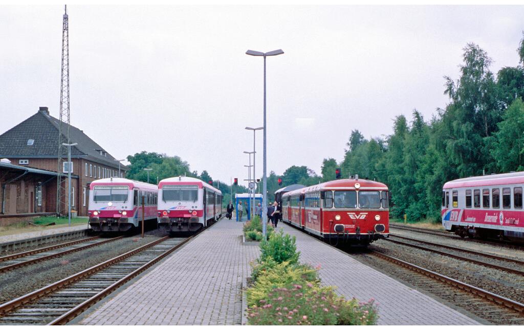 Bremervörde am 27.06.1999 mit (von links) VT 152, VT 150, VT 168 + VS 116 + VT 166 + Fahrradwagen, ganz rechts ein weiterer EVB-VT 628