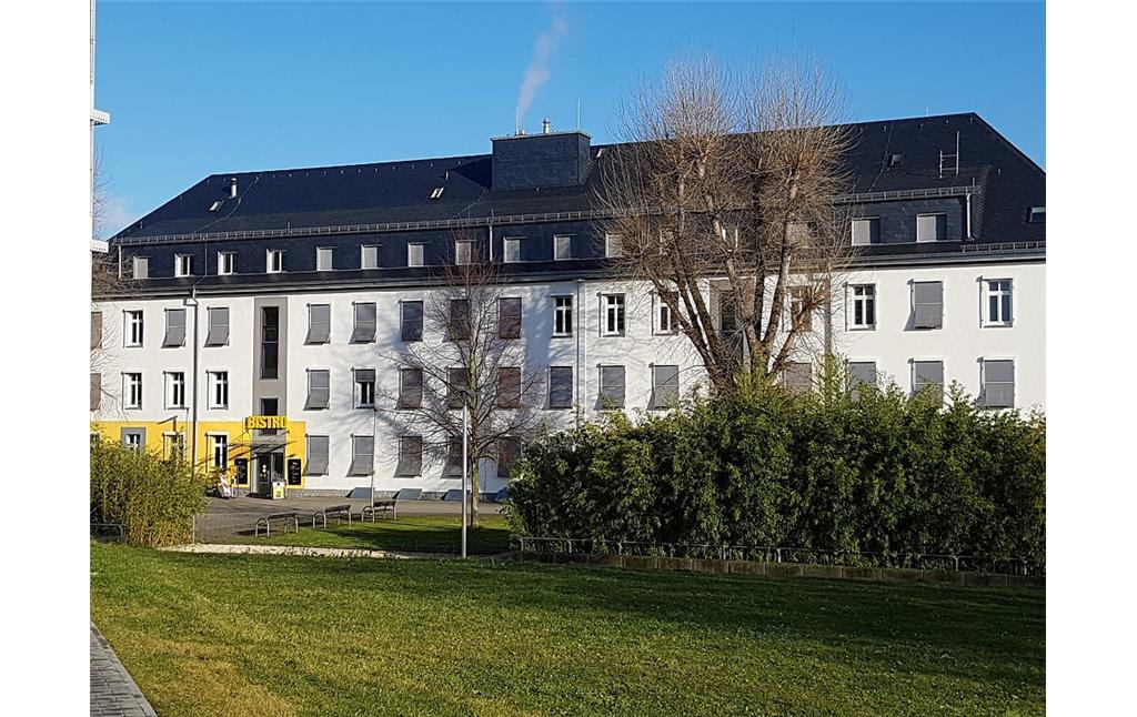 Ansicht von Norden auf das B-Gebäude des Campus Koblenz der Universität Koblenz-Landau (2017).