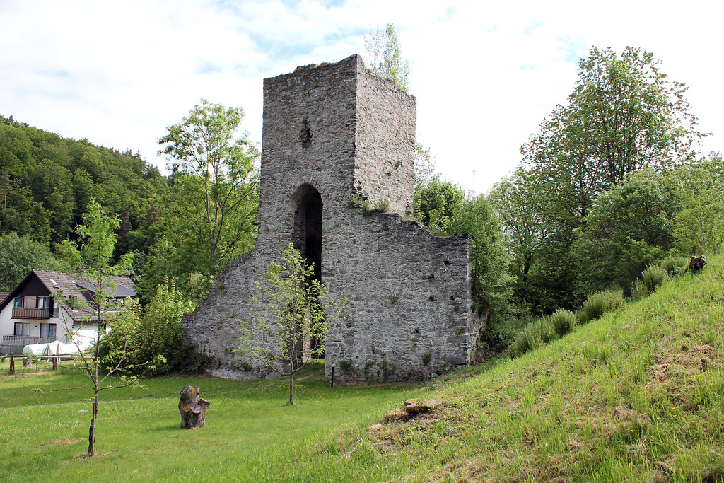 Seitenansicht der Kirchenruine Landstein bei Weilrod-Altweilnau (2015)