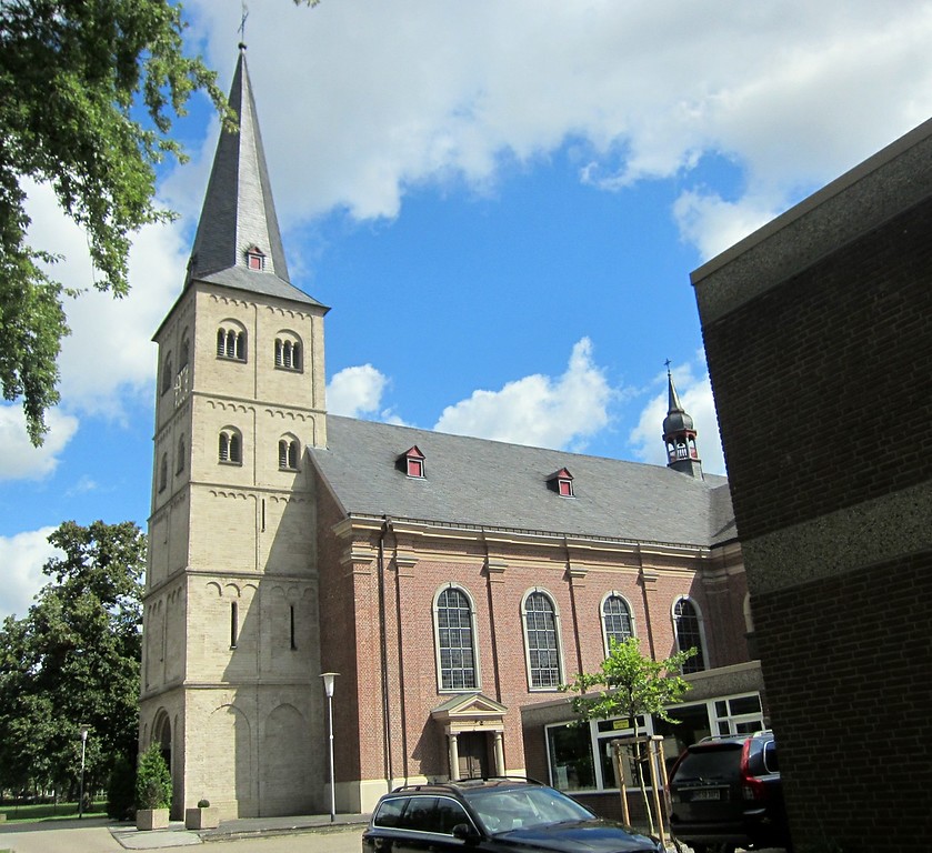 Die Pfarrkirche Sankt Stephanus in Elsen von Süden gesehen  (2014)