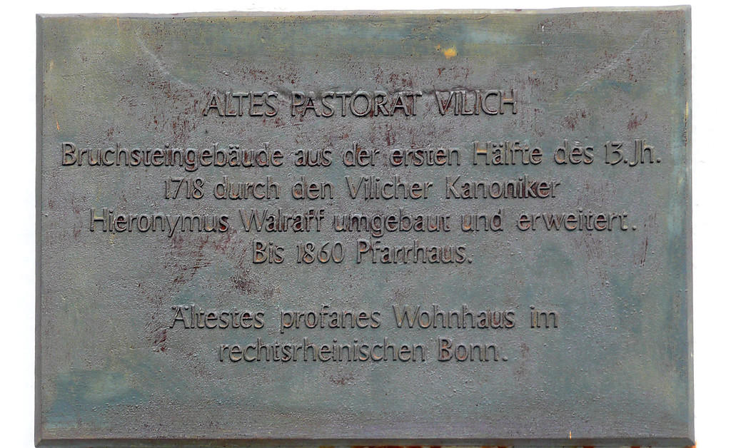 Eine Tafel am Haus des alten Pastorats in Vilich. Es ist das älteste profane Wohnhaus im rechtsrheinischen Bonn und stammt aus der ersten Hälfte des 13. Jahrhunderts (2014)