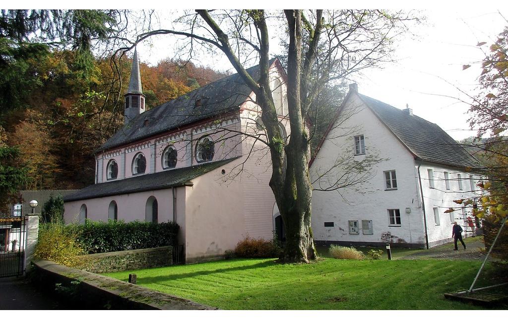 Die 1247-1256 erbaute Klosterkirche Seligenthal bei Siegburg mit dem angrenzenden Pfarrhaus von 1660 (2016).