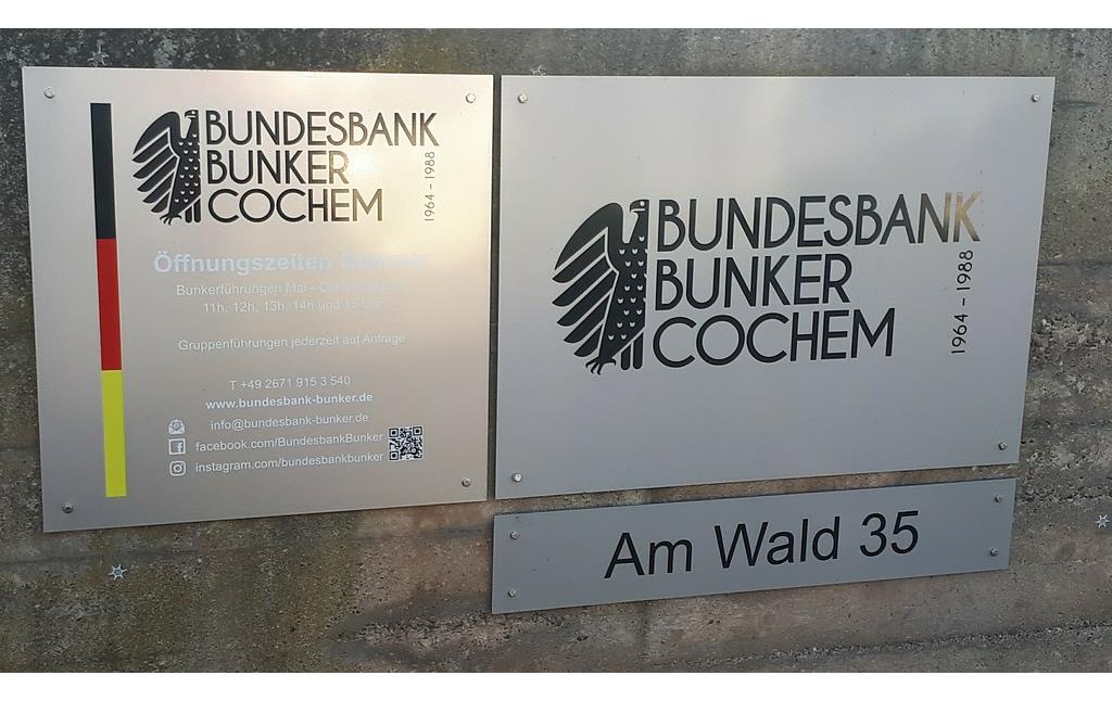 Hinweisschild mit Öffnungszeiten und Kontaktangaben am Bundesbankbunker Cochem (2019).