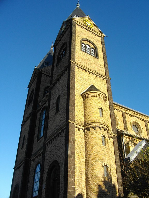 Teilansicht des Turms der Pfarr- und Wallfahrtskirche Sankt Nikolaus in Koblenz-Arenberg (2008)