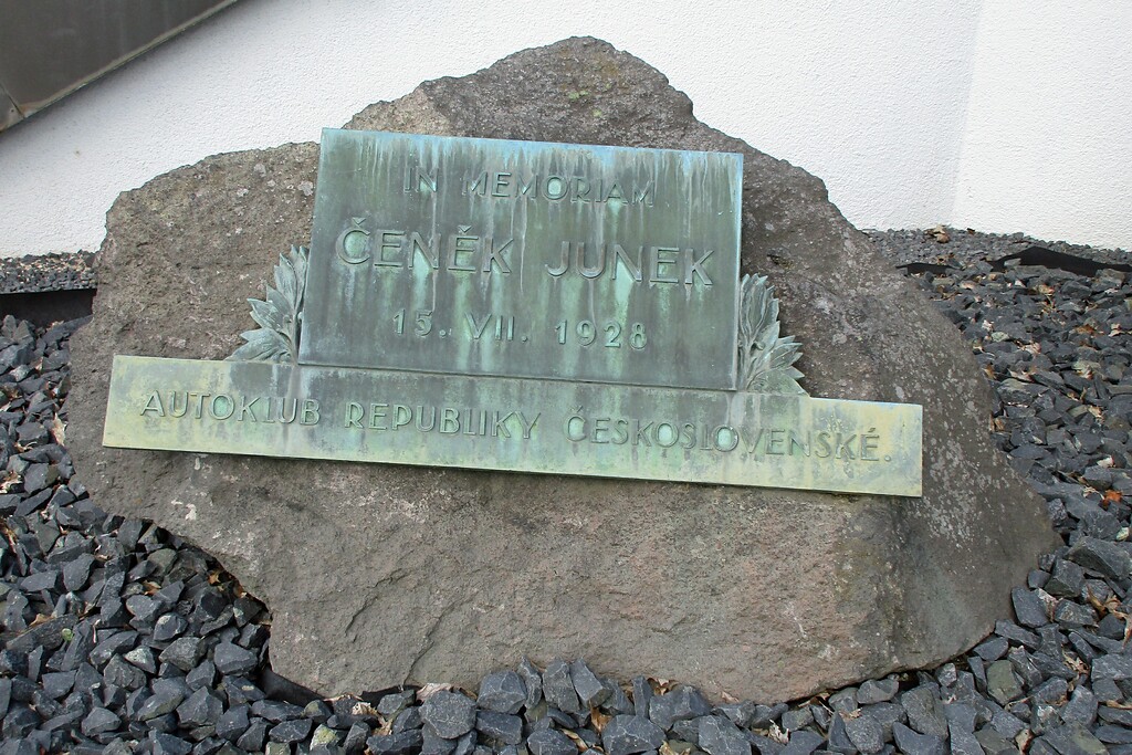 Gedenkstein am Nürburgring für den hier tödlich verunglückten Rennfahrer Cenek Junek (1894-1928), der als erstes Todesopfer der Rennstrecke gilt (2020).