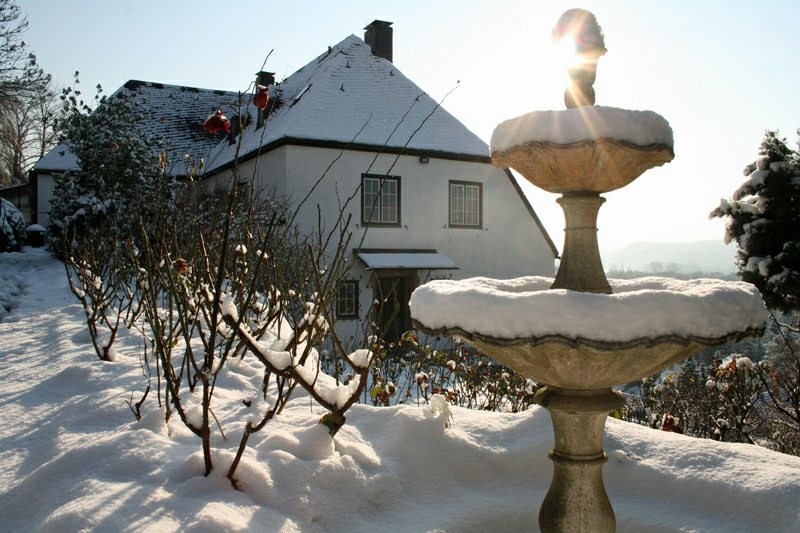Das Adenauer-Haus und der Adenauer-Garten in Rhöndorf schneebedeckt im Winter (2009).