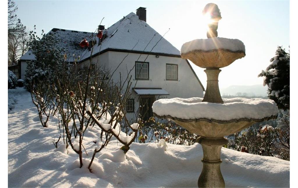 Das Adenauer-Haus und der Adenauer-Garten in Rhöndorf schneebedeckt im Winter (2009).