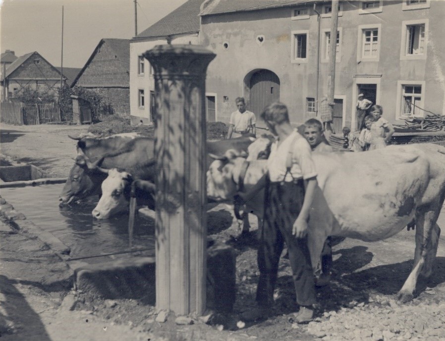 Der obere Brunnen im Berglichter Ortsteil Berg (1935)