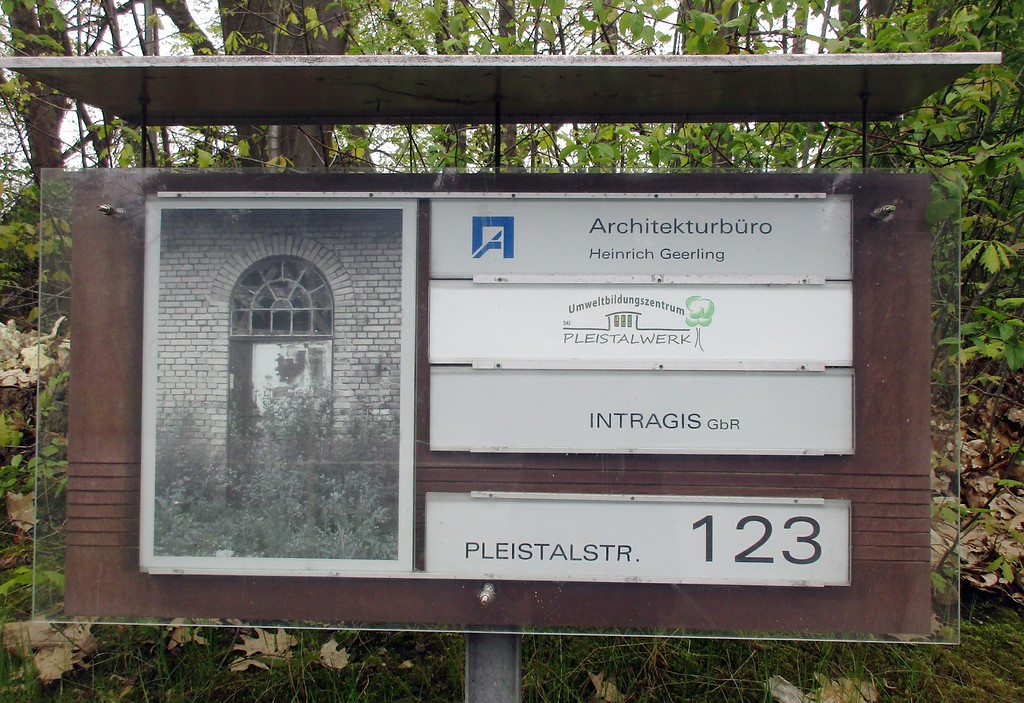 Hinweistafel an der Einfahrt zum früheren Pleistalwerk bei Sankt Augustin-Birlinghoven (2017)