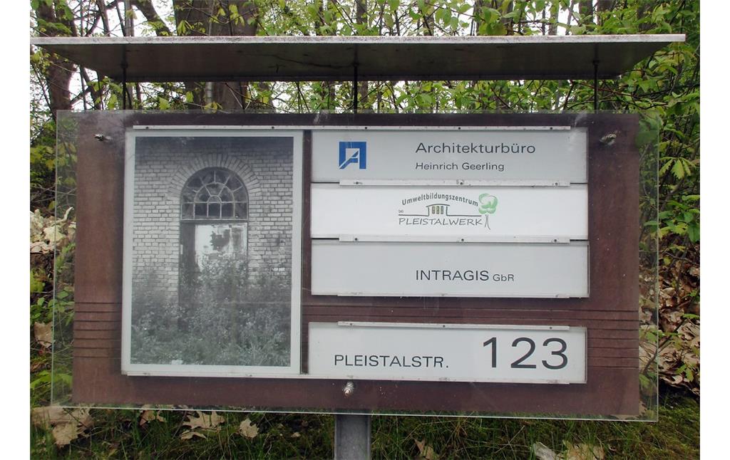 Hinweistafel an der Einfahrt zum früheren Pleistalwerk bei Sankt Augustin-Birlinghoven (2017)