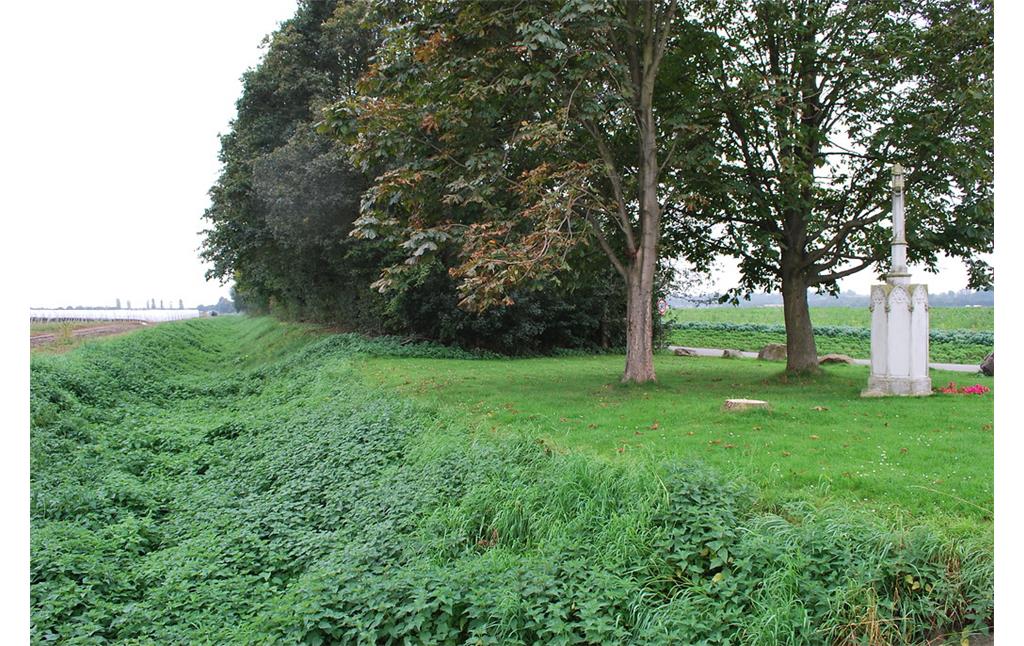Der Hahnengraben ist ein zentraler Entwässerungsgraben in der Feldflur von Stommelerbusch (2014).