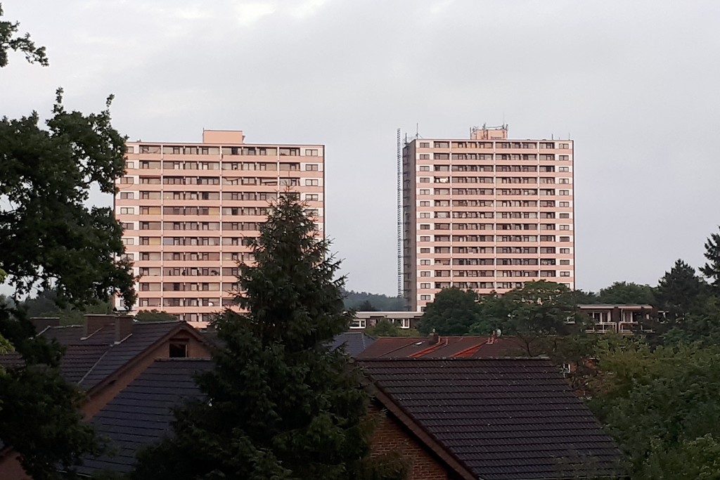 Wohnhochhäuser in Erftstadt-Liblar (2017), rechts im Bild das Gebäude Theodor-Heuss-Straße 20, links Zum Renngraben 8.