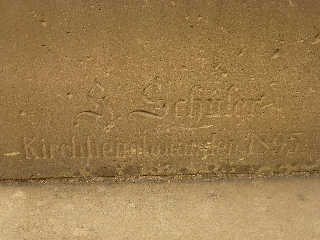 Kriegerdenkmal in Oberwesel (2016): Die Inschrift "H. Schuler - Kirchheimbolanden 1895" am Sockel.