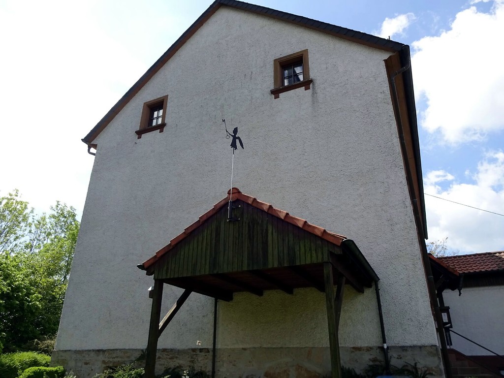 Seitenansicht des Pfarrhauses der Pfarrei St. Hubertus in Nonnweiler (2016)