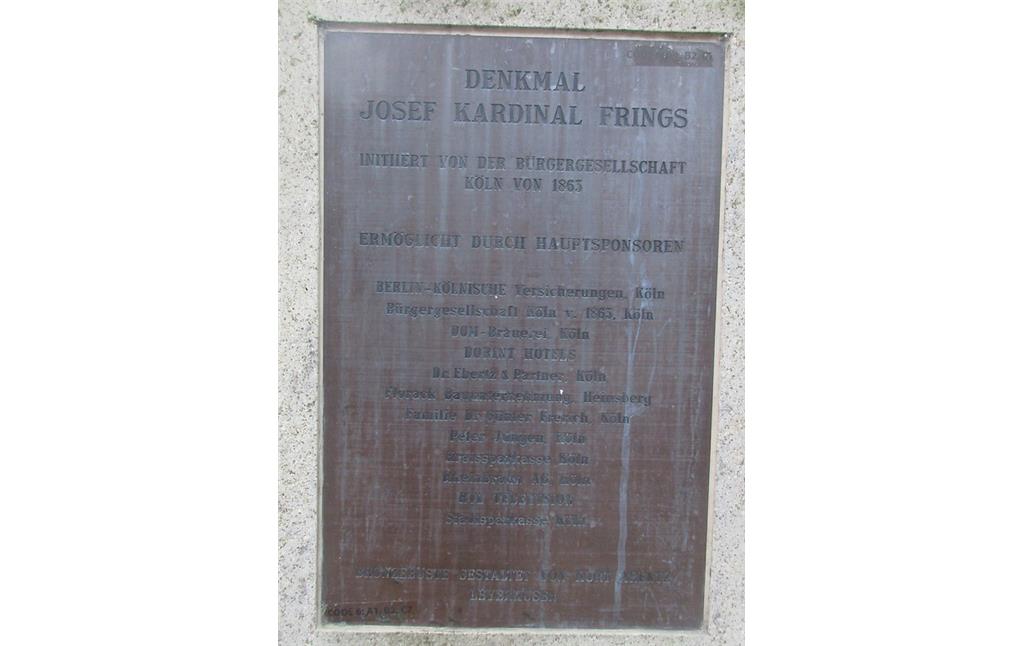 Die Tafel auf der Rückseite der Denkmals für Josef Kardinal Frings am Kölner Laurenzplatz nennt die Initiatoren und Sponsoren der Bronzebüste (2019).