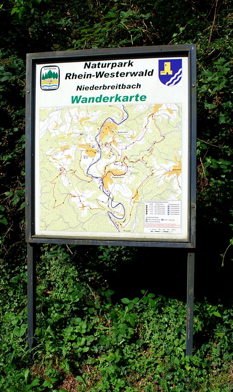 Informationstafel mit einer Wanderkarte im Fockenbachtal bei Niederbreitbach im Naturpark Rhein-Westerwald (2014)