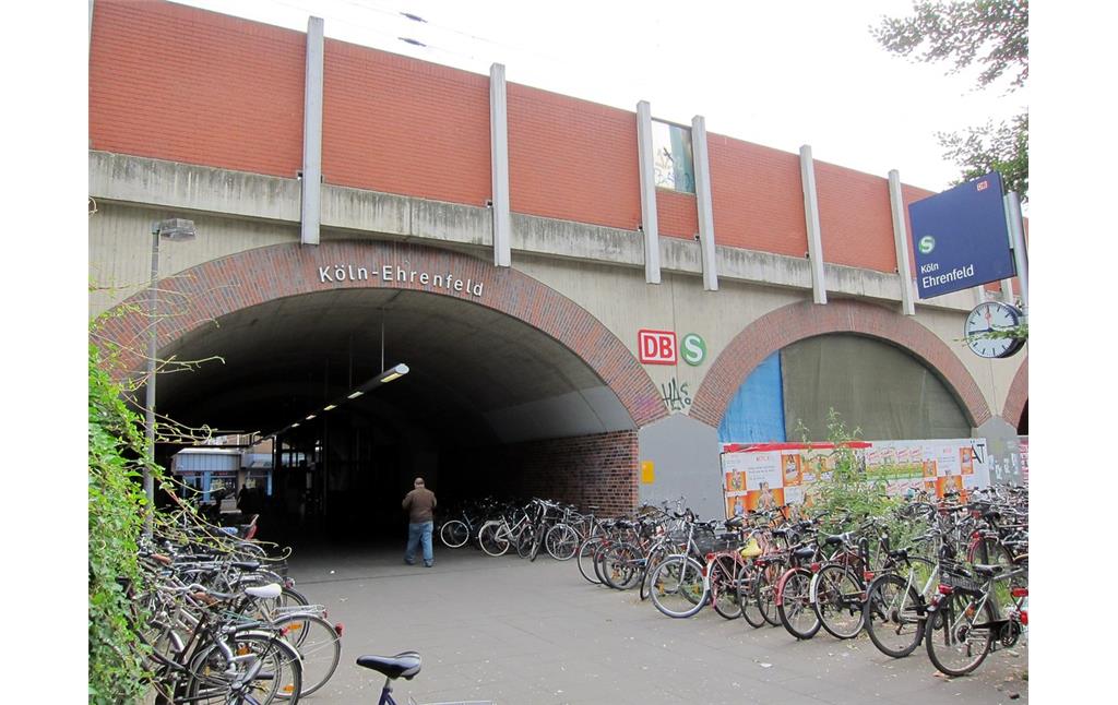 Westlicher Zugang zum Bahnhof Köln-Ehrenfeld an der Ecke Schönsteinstraße/Venloer Straße (2015). Für den Zugang wurde eines der Gewölbe der Viaduktbrücke, auf der die Bahnstrecke hier verläuft, saniert und geöffnet.