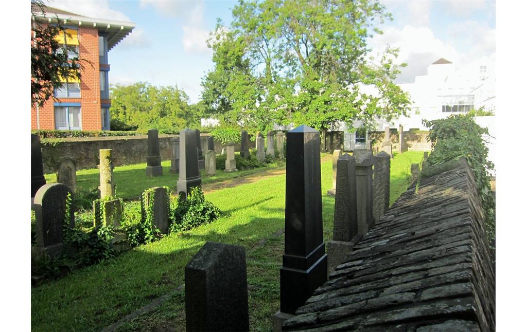 Blick auf den jüdischen Friedhof mit erhaltenen Grabsteinen in der Montanusstraße (2014)