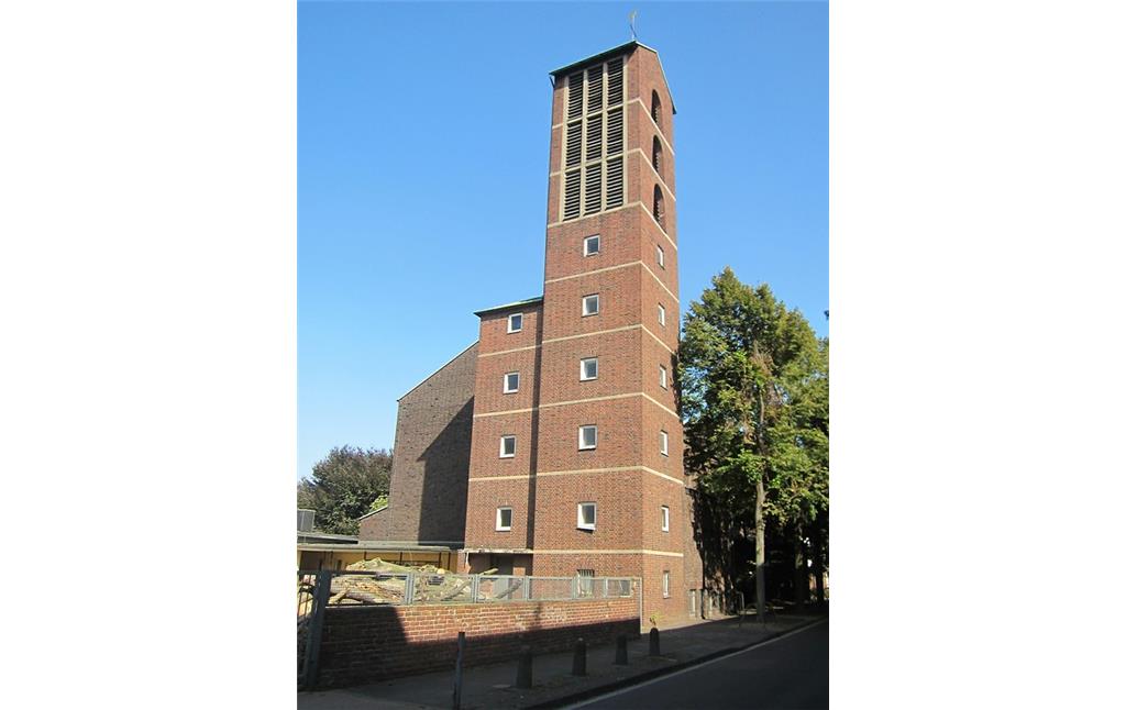 Der Glockenturm der Barbarakirche in Neuss von der  Dyckhoffstraße aus gesehen (2014).