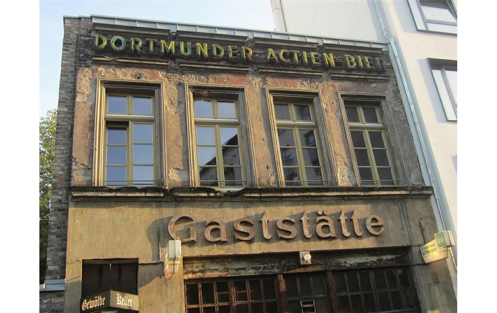 Fassadenansicht der Gaststätte Lommerzheim in der Köln-Deutzer Siegesstraße (2012).
