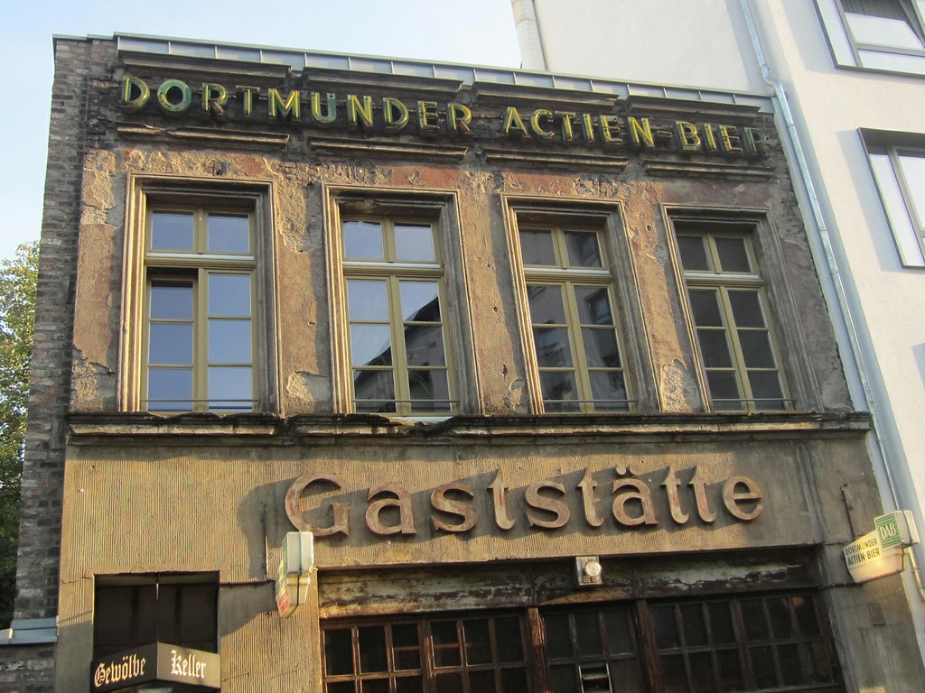 Fassadenansicht der Gaststätte Lommerzheim in der Köln-Deutzer Siegesstraße (2012).