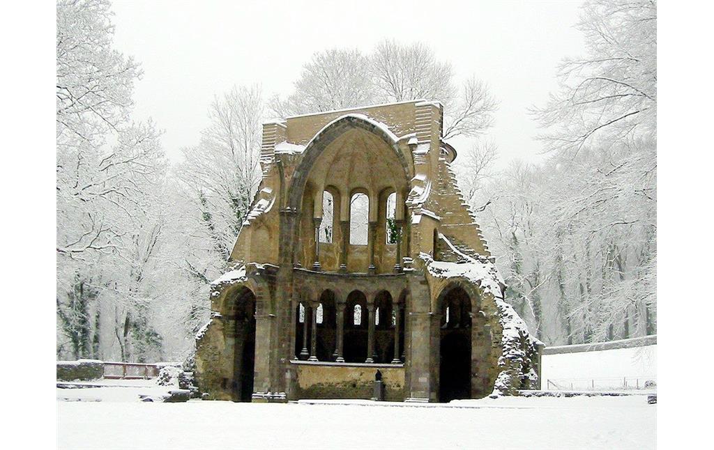Die Chorruine der Abtei Heisterbach im Schnee (2010).