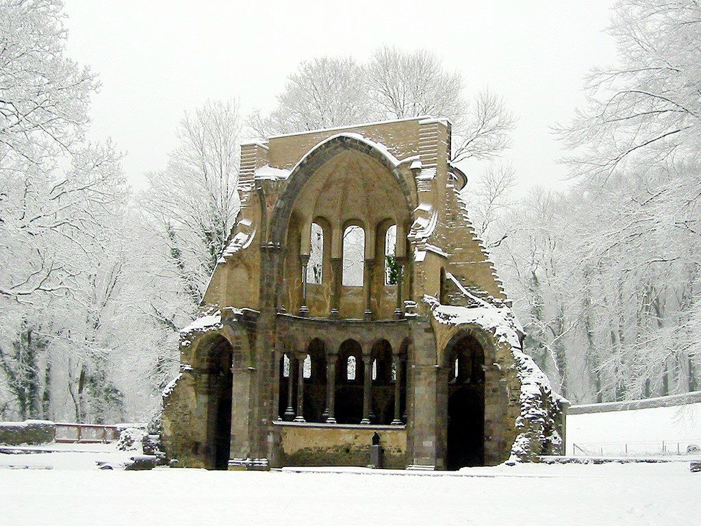Die Chorruine der Abtei Heisterbach im Schnee (2010).