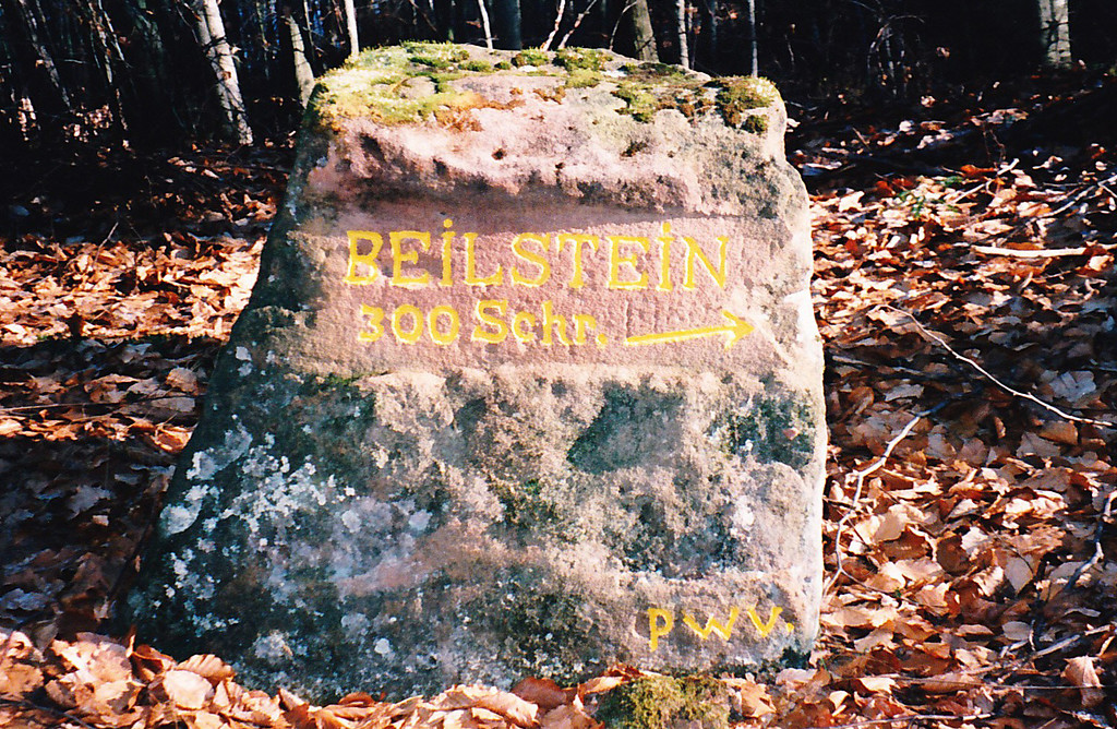 Ritterstein Nr. 162 "Beilstein 300 Schr." bei Kaiserslautern (2000)