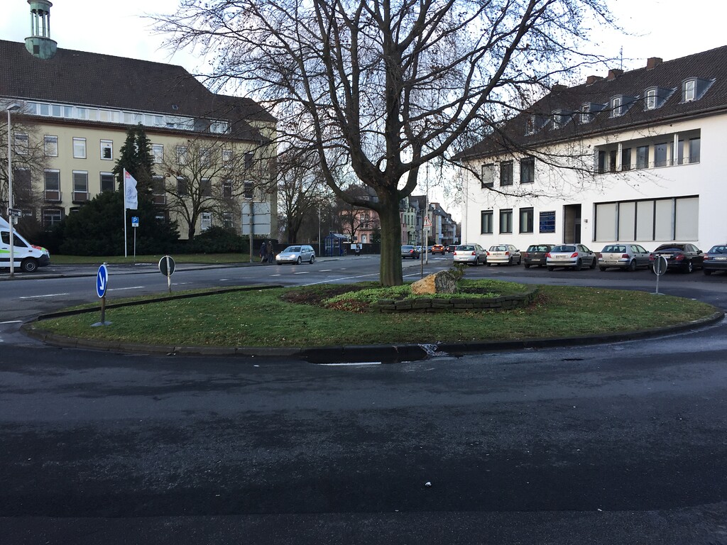 Der Neusser Platz mit begrüntem Kreis in Jülich (2020).