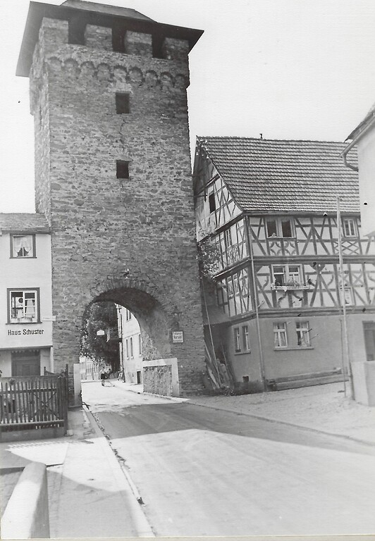 Der Torturm in Dausenau mit Dach aber noch ohne seitlichen Durchgang (nach 1929)