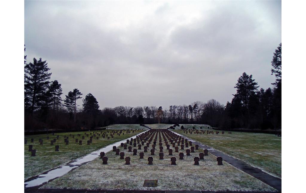 Blick auf das Gräberfeld für deutsche Kriegsopfer auf dem Westfriedhof in Köln-Vogelsang (2021). Hier fanden 1.894 Opfer der alliierten Bombenangriffe während des Zweiten Weltkriegs ihre letzte Ruhestätte.