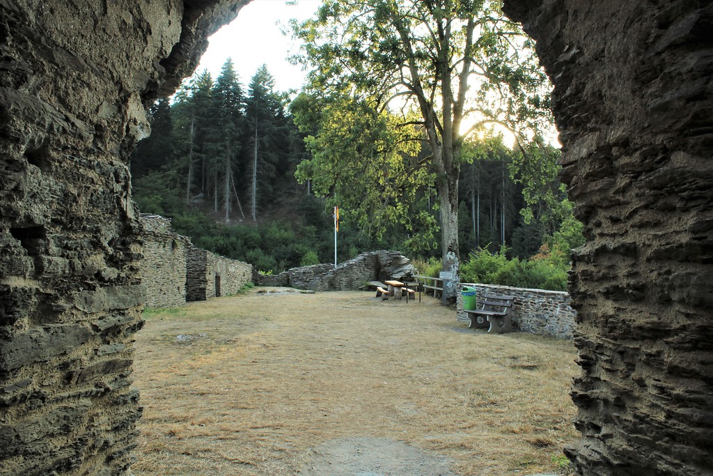 Blick auf den Innenhof der Burgruine Balduinseck (2018).